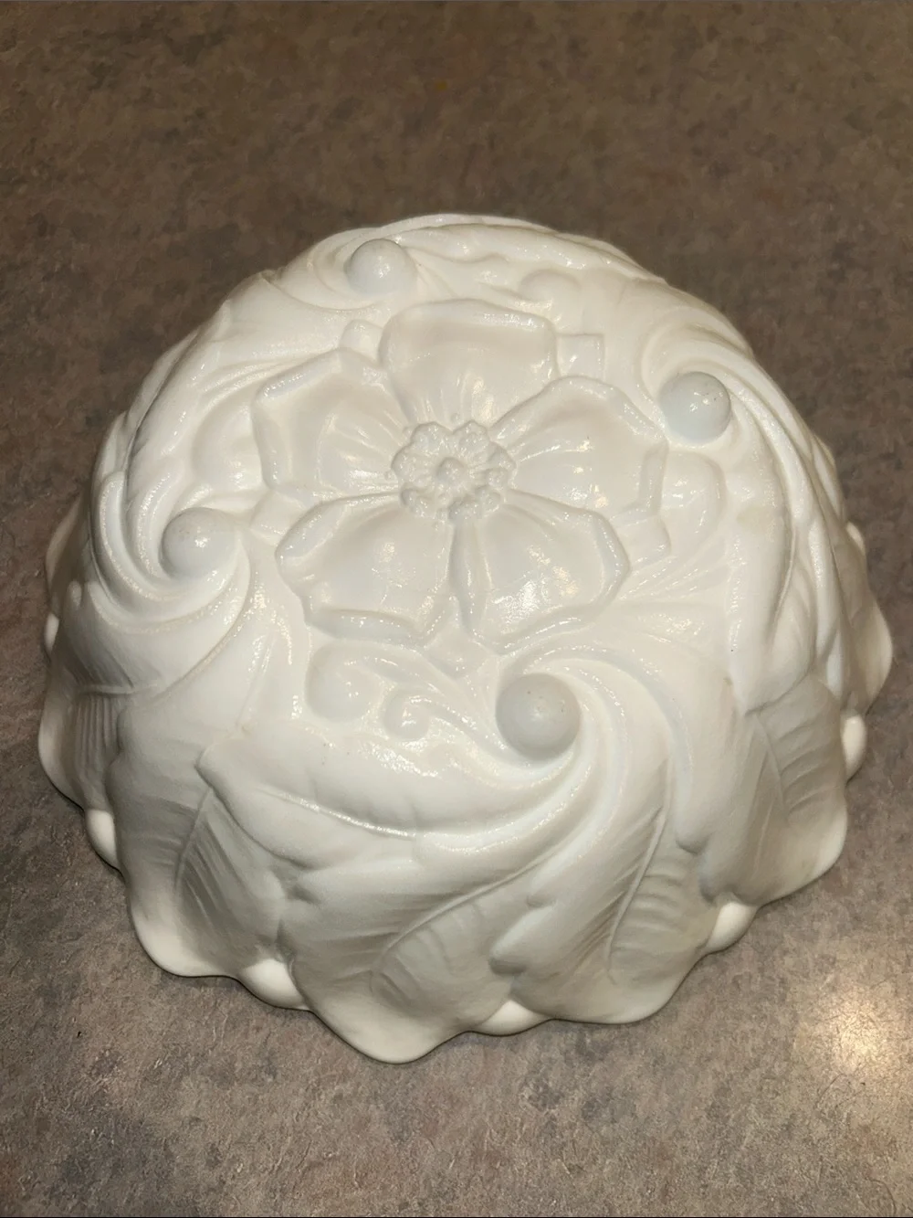 Beautiful vintage milk glass White Scalloped Glass Serving Bowl - Unbranded